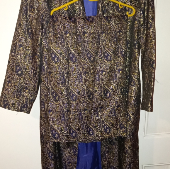 BEAUTIFUL SKIRT SUIT - Picture 9 of 10